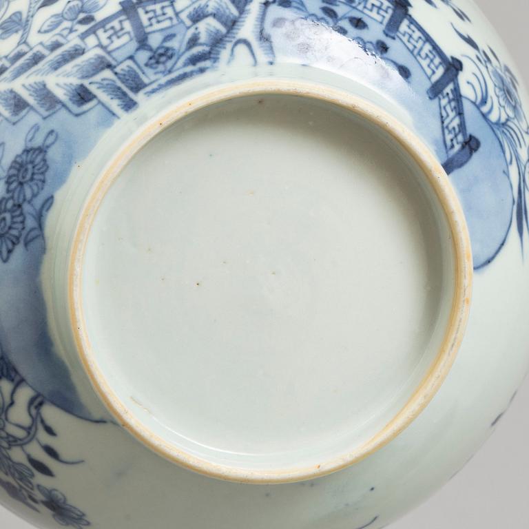 Three Chinese porcelain items, 18th-20th Century.