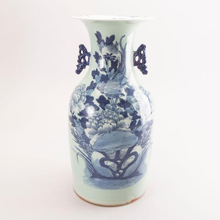 A Chinese porcelain vase around 1900.