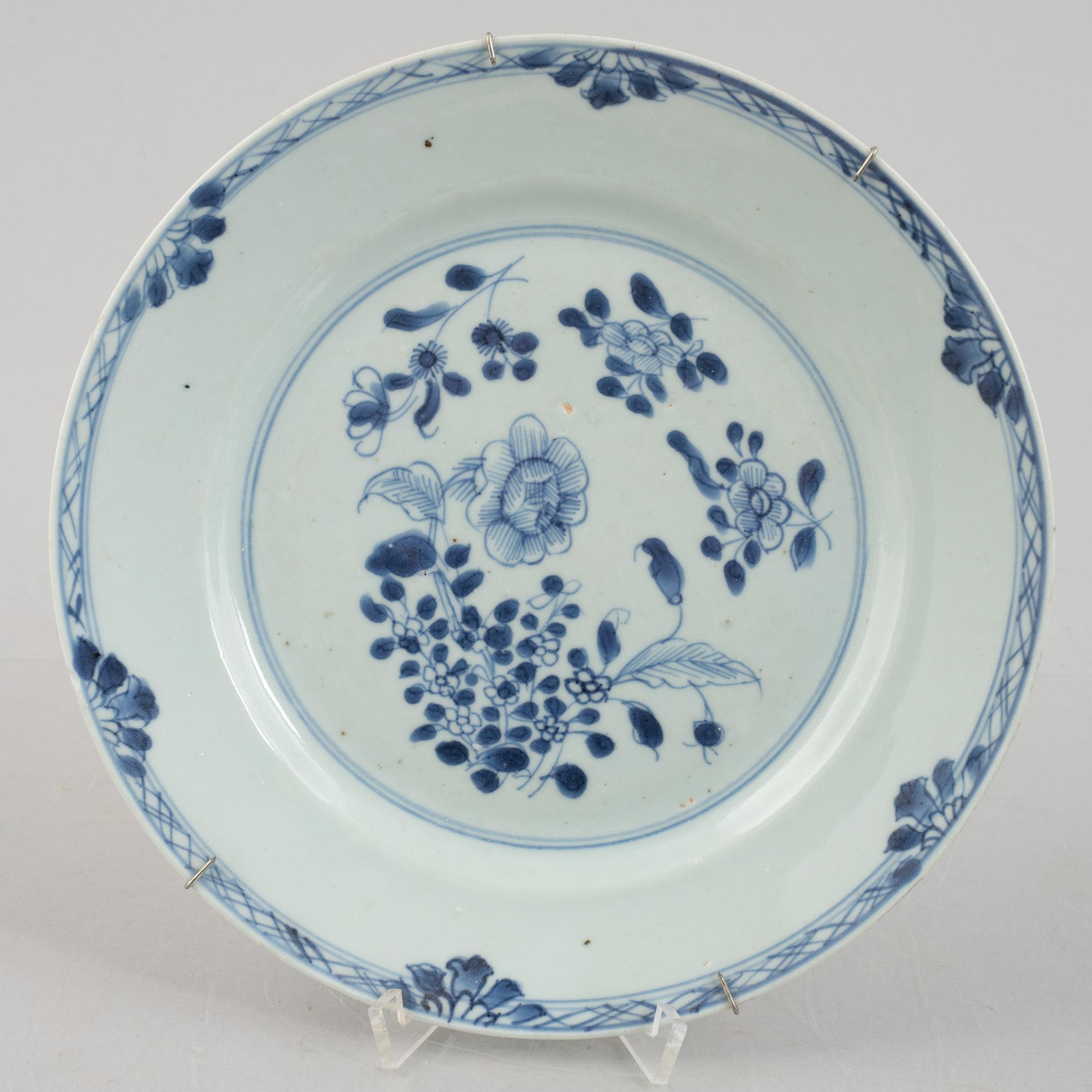 A group of five Chinese export porcelain plates, Qingdynasty, Qianlong (1736-95).