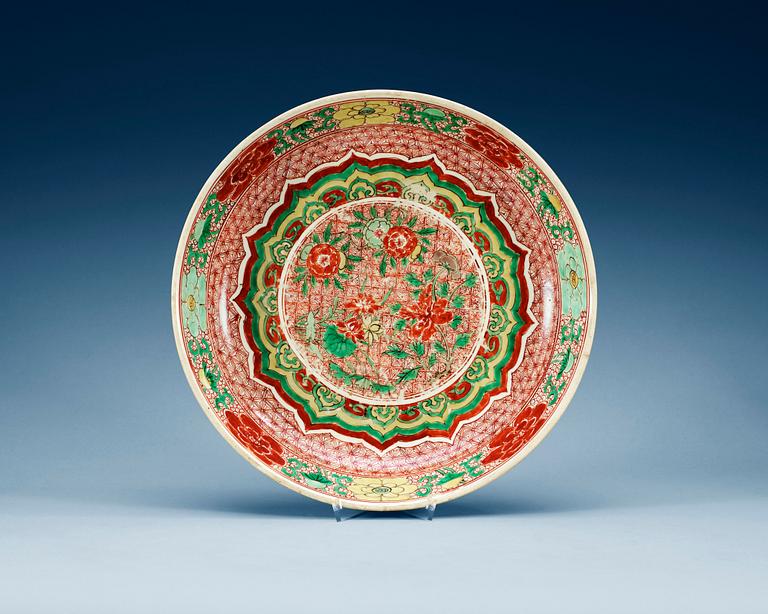 A wucai dish, Qing dynasty, Kangxi (1662-1722).