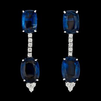 214. A pair of blue kyantite, tot. 17.10 cts, and brilliant cut diamonds, tot. app. 0.50 cts.