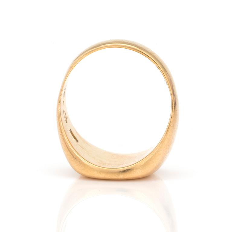 An 18K gold signet ring.