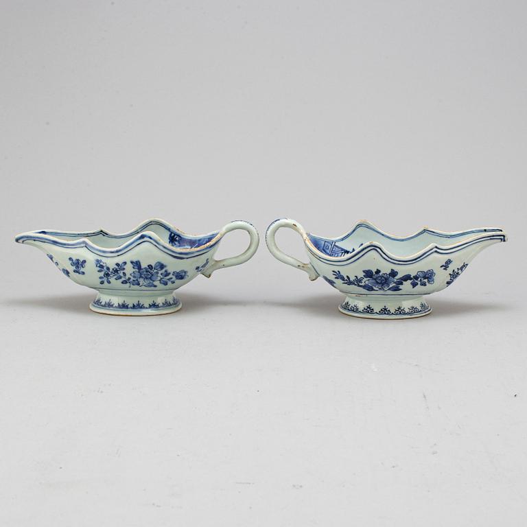 A pair of blue and white export porcelain sauce boats, Qing dynasty, Qianlong (1736-95).