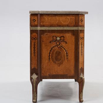 A late Gustavian commode by Jonas Hultsten, master 1773.