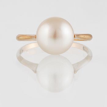 RING, 18K guld med odlad pärla, Gustav Dahlgren & Co, Malmö, 1918. Vikt 2,9 gram.