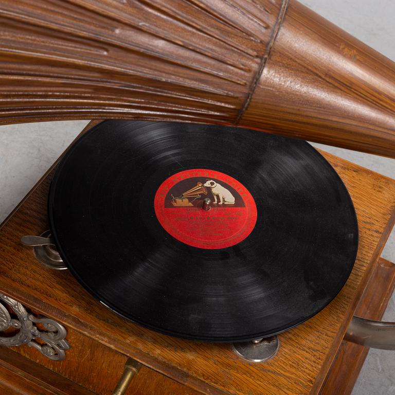 A phonograph, from around year 1900.