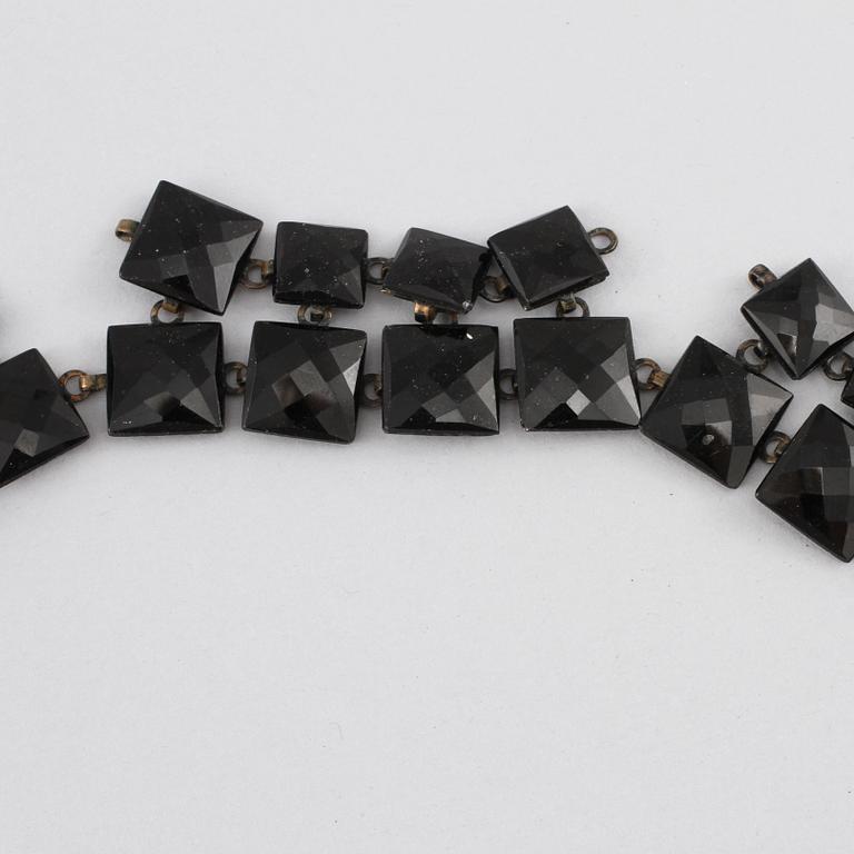 SORGSMYCKEN, 3 delar, metall samt fasettslipad onyx, 1900-talets första hälft.