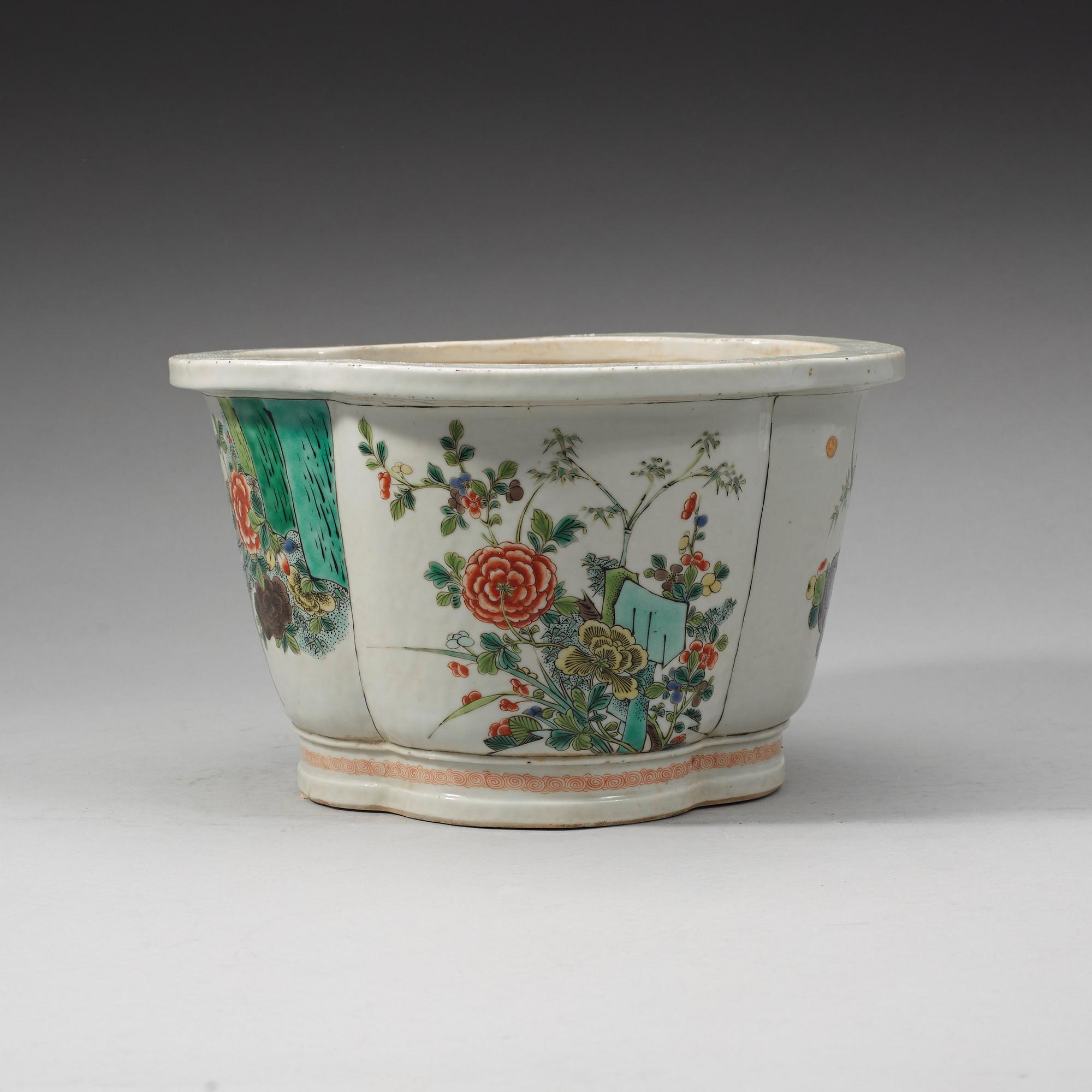 A famille verte flower pot, Qing dynasty, 19th Century.