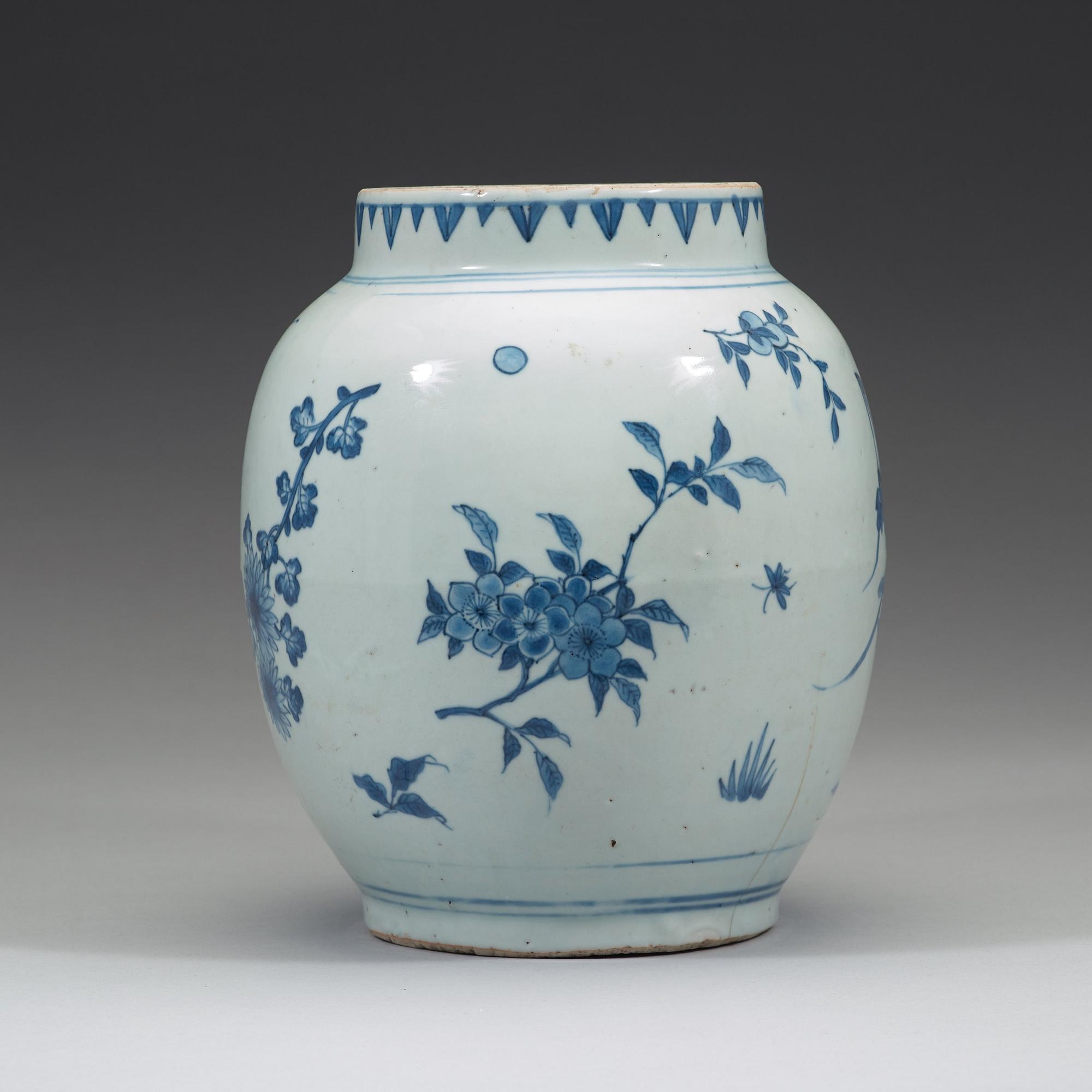A blue and white Transitional jar, 17th century.