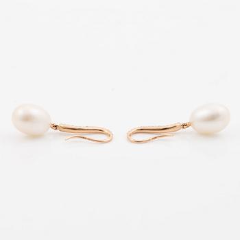 Earrings 18K rose gold with cultured pearls and brilliant-cut diamonds.