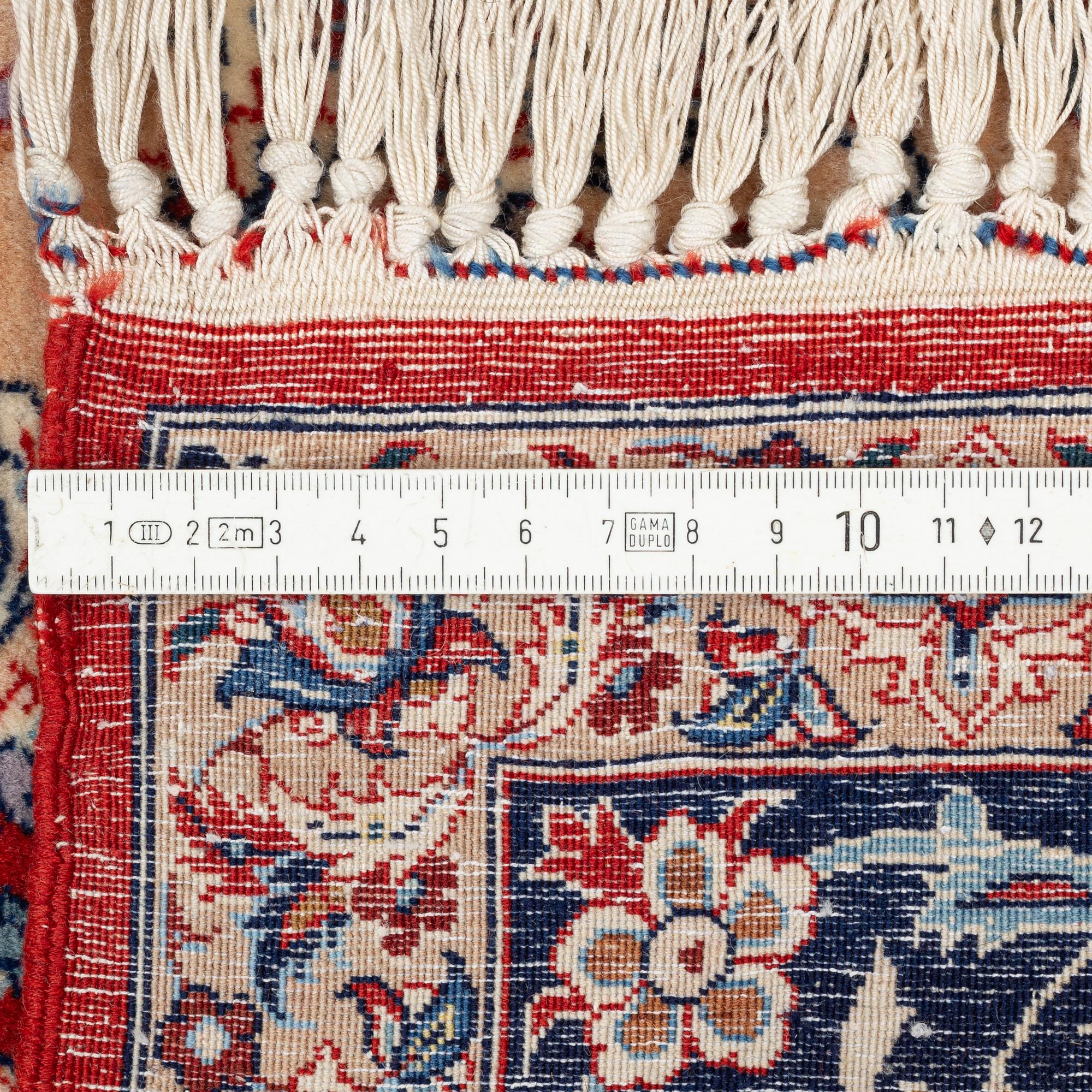 Matta, Isfahan, signerad (Ahmad) Seirafian, ca 178 x 110 cm (samt en kortsida med 3 cm slätväv).