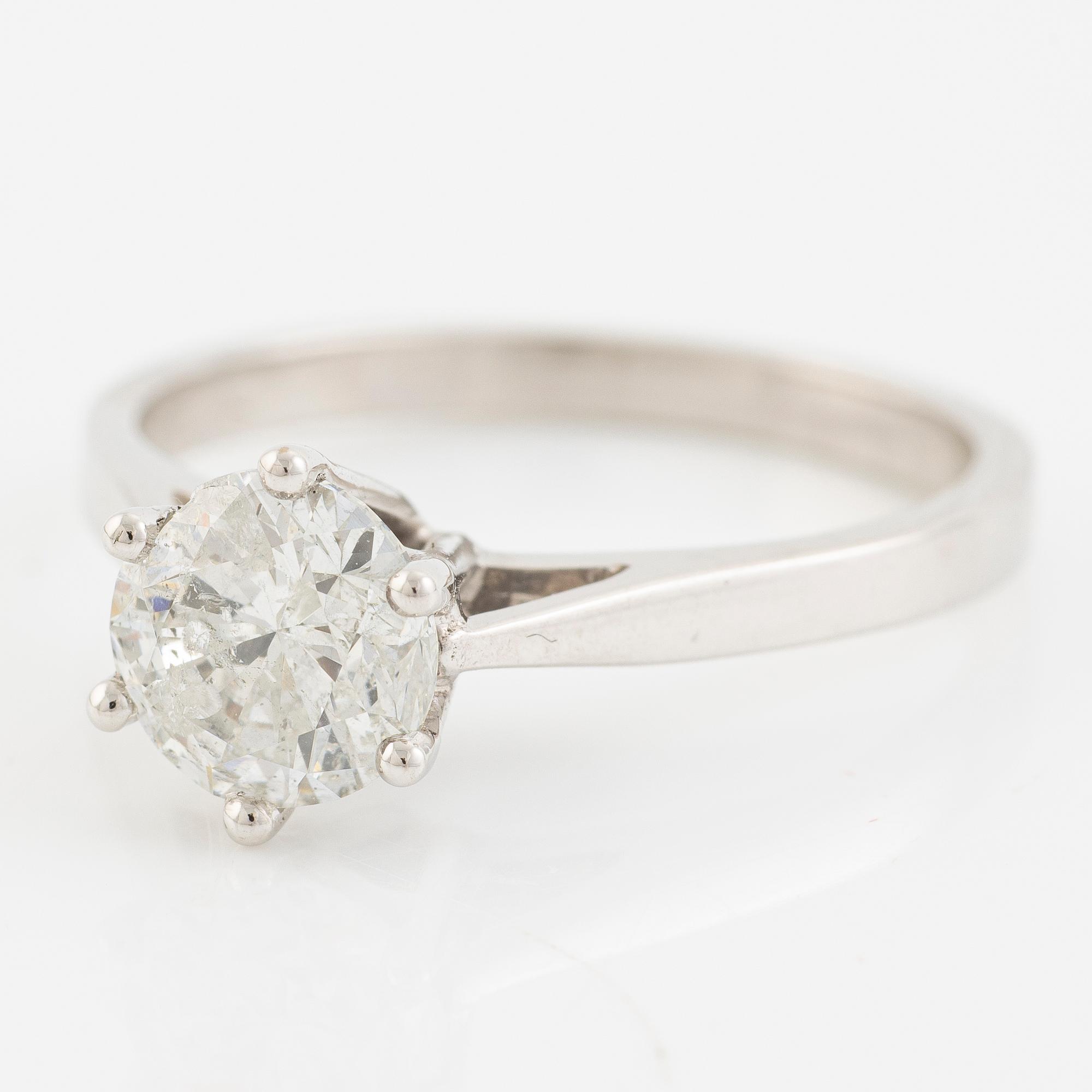 Ring in 18K white gold set with a round brilliant-cut diamond.