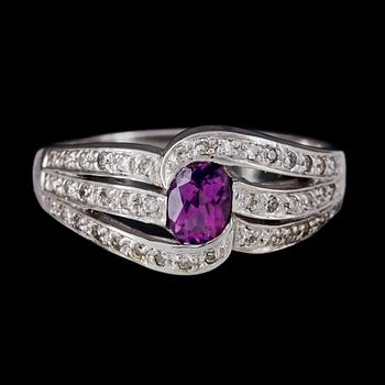 RING, 18k vitguld med små diamanter och ametist. Vikt 4,3g.