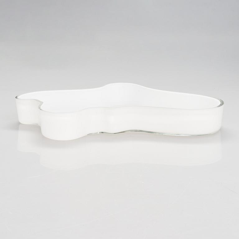 Alvar Aalto, A '3028' dish signed Alvar Aalto Iittala, 87/1985.