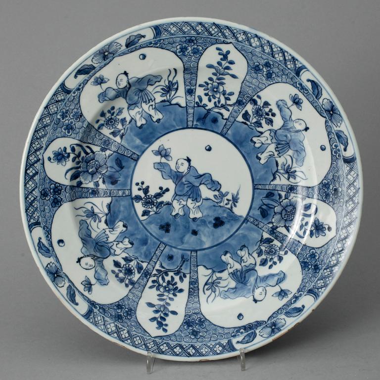 A blue and white dish, Qing dynasty, 18th century.