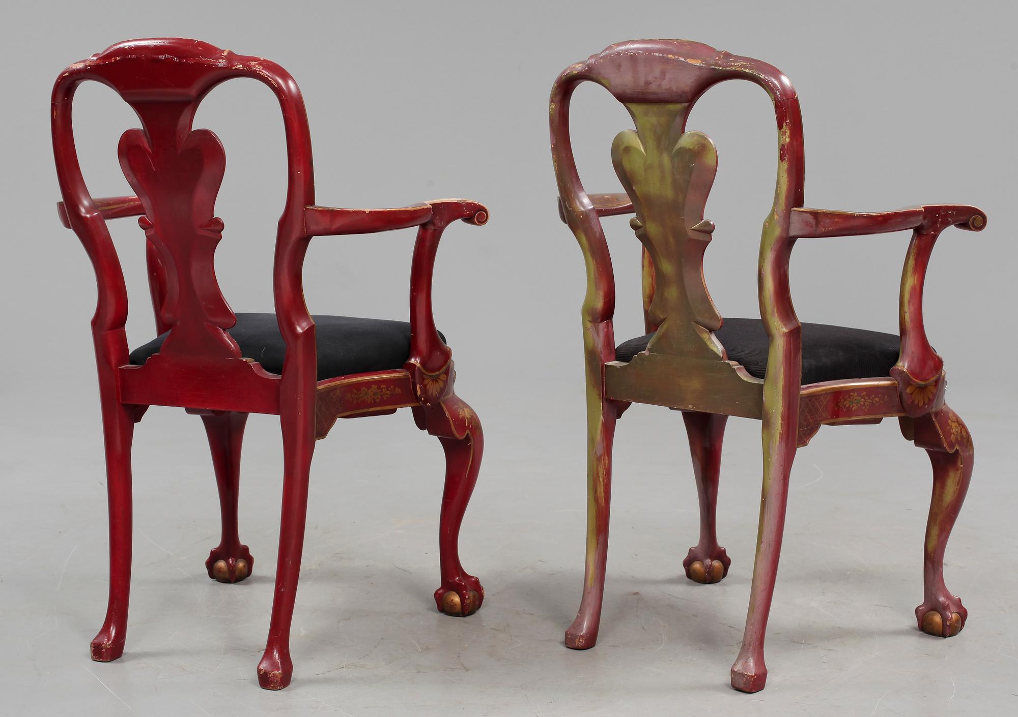 KARMSTOLAR, ett par, samt BORD, omkring 1900-talets mitt.