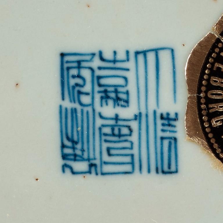 SKÅLFAT, porslin, Qingdynastin 1800-tal. Med sigillmärke.