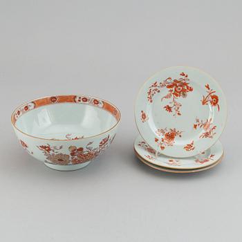 Skål samt assietter, tre stycken, porslin. Qingdynastin, Qianlong (1736-95).