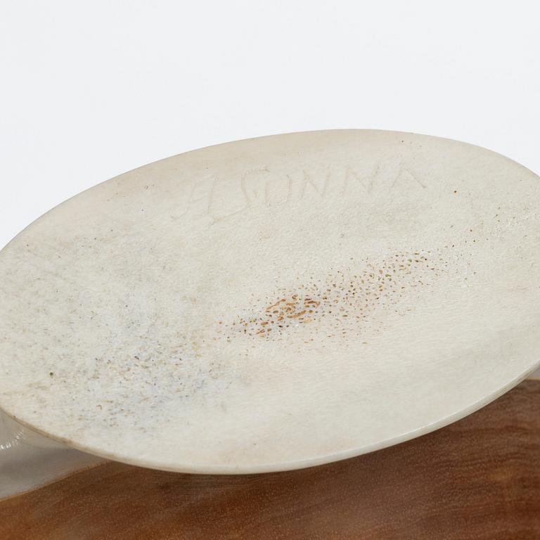 Anders Sunna, a salt bottle.