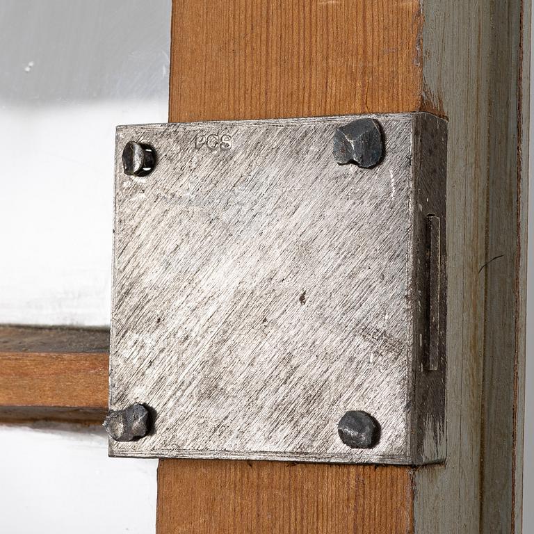 Display cabinet, 19th century.