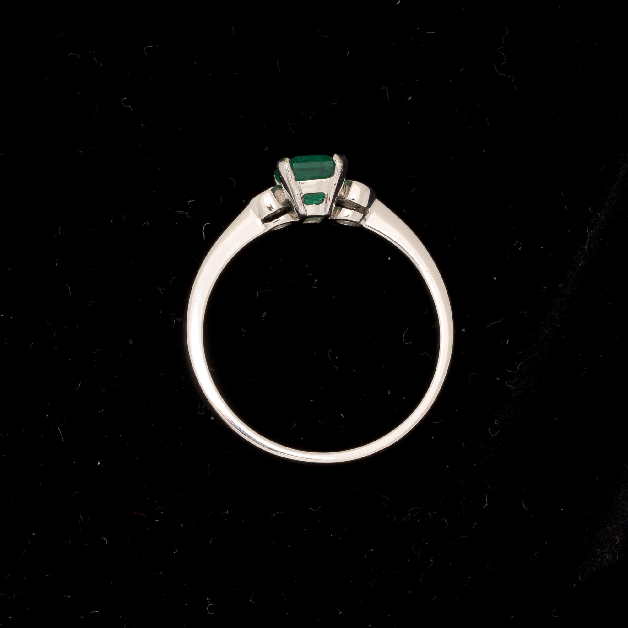 RING, 18k vitguld, smaragd och diamanter. Vikt ca 3g.