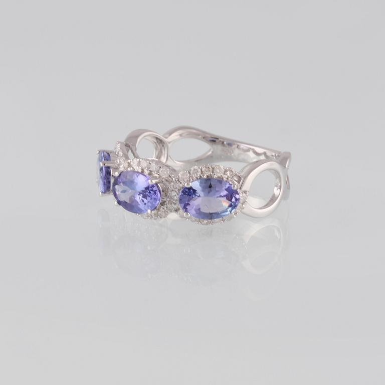 RING, 18K vitguld med briljantslipade diamanter ca 0.35 ct samt 3 ovalslipade tanzaniter ca 2.11 ct. Vikt 3,6 gram.