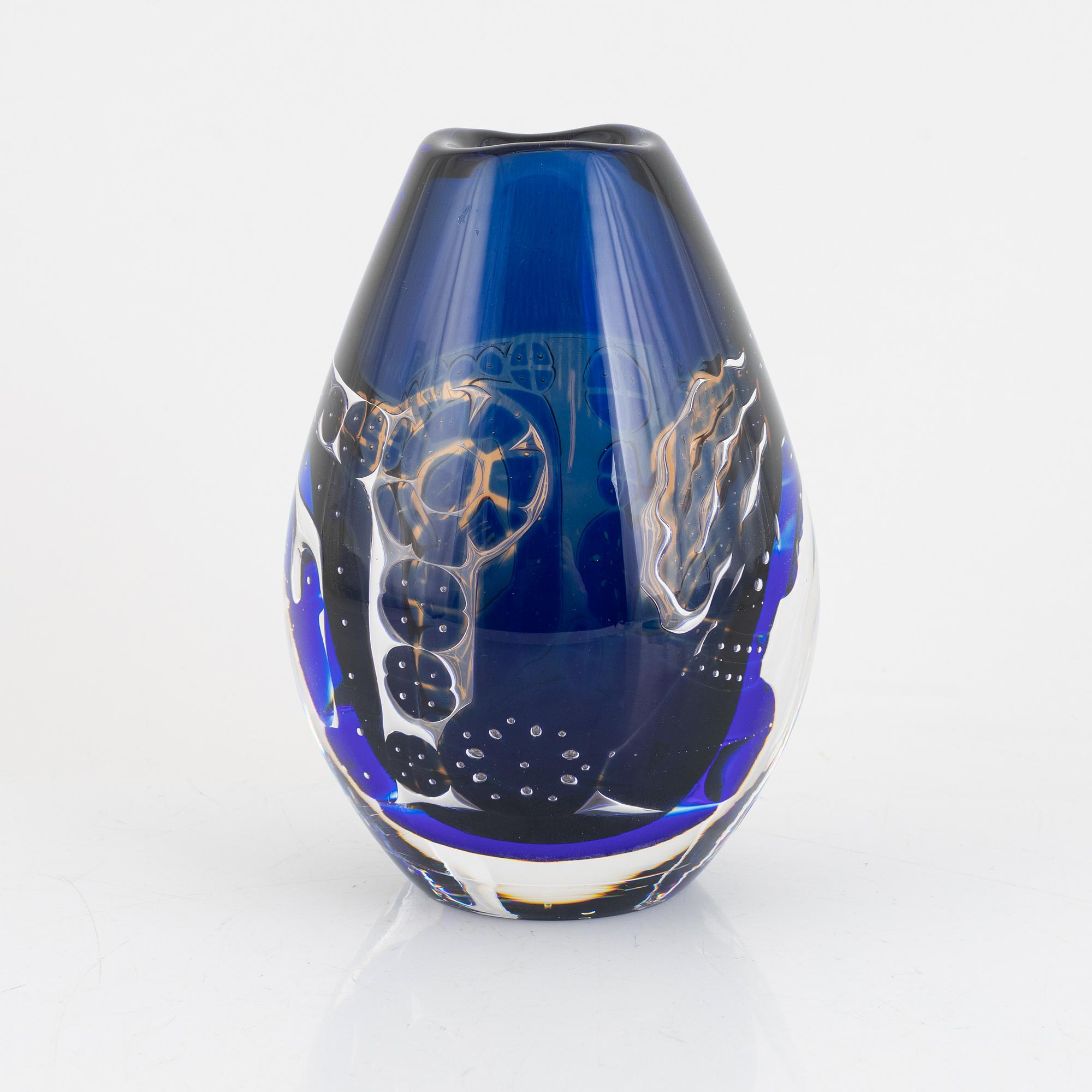 Edvin Öhrström, an ariel vase, 'Flickan och duvan', Orrefors 1988.