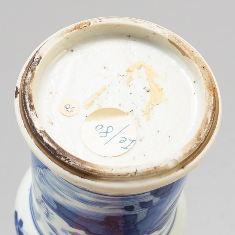 A blue and white vase, Transition, 17th/18th century.