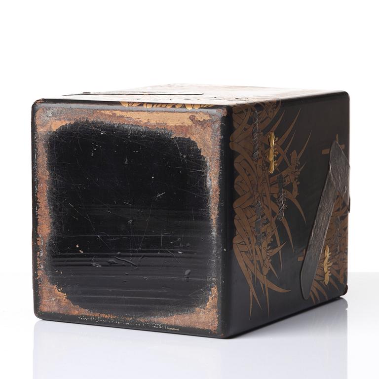 A Japanese lacquered box with four drawers, Meiji period (1868-1912).