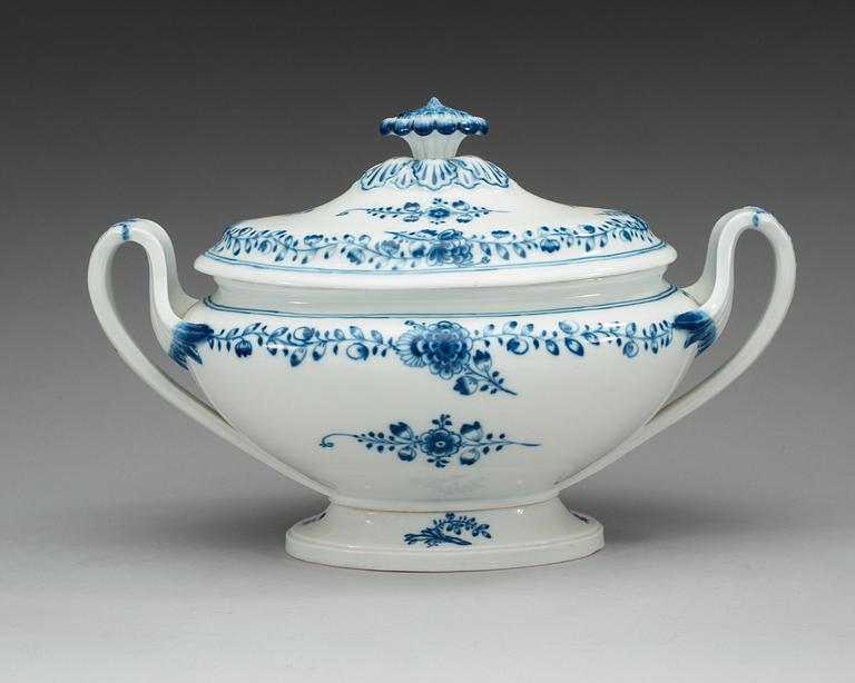 A Meissen tureen with cover, ca 1800.