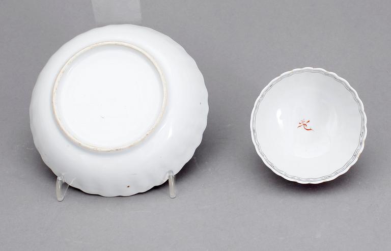 KOPP PÅ FAT samt BLÄCKSTÄLL, porslin, Kina, 1700-tal och sekelskiftet 1800/1900-tal.