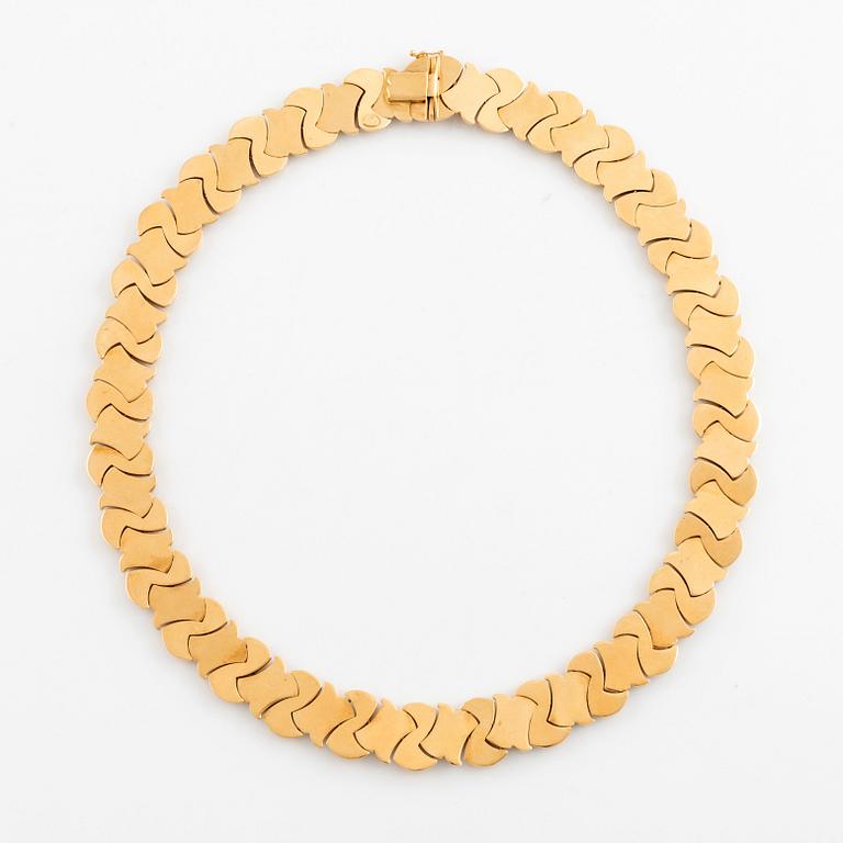 An 18K two coloured gold necklace.