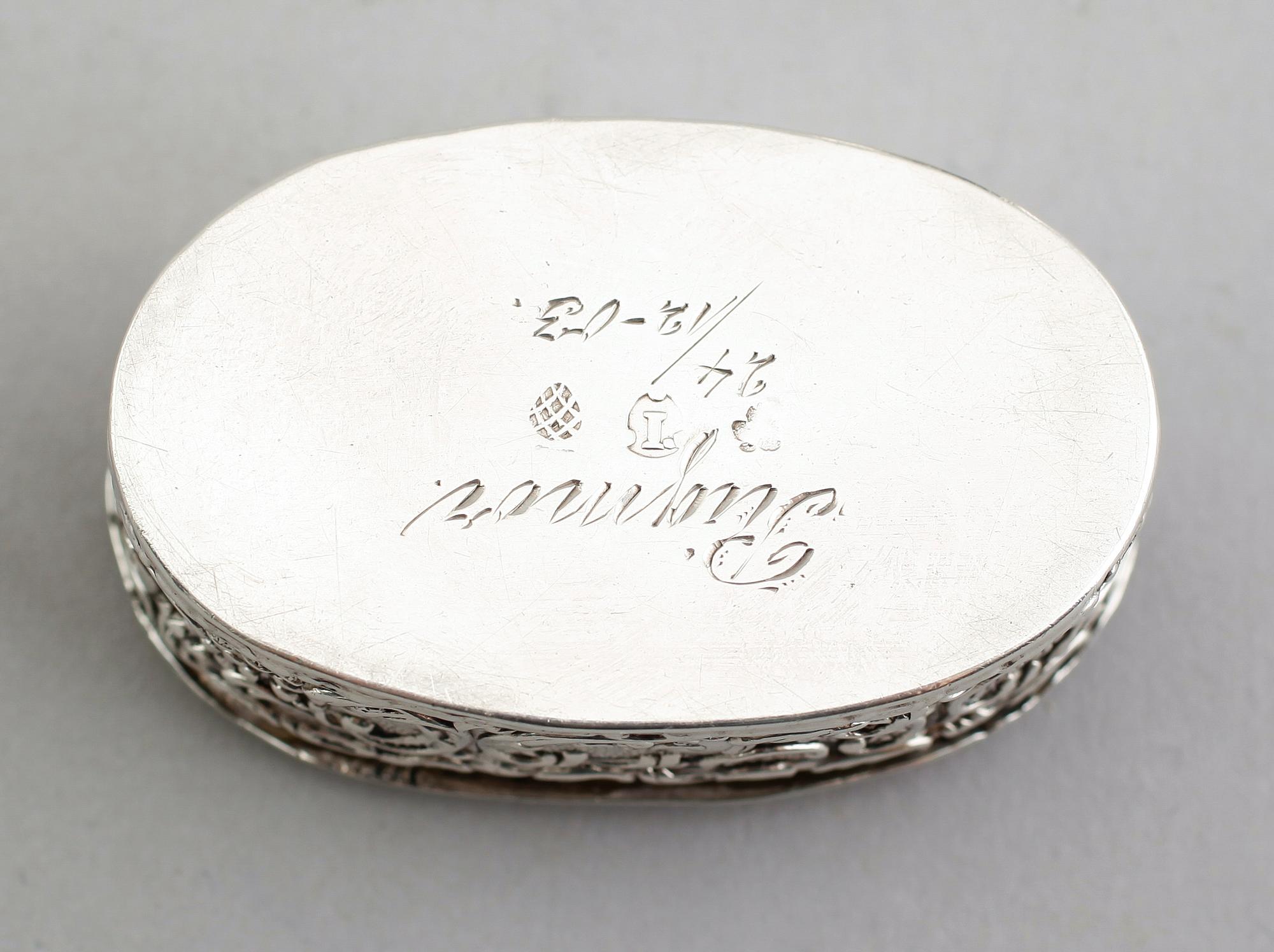 SUPKOPPAR SAMT DOSA, silver, 1800-tal. Total vikt 106 g.