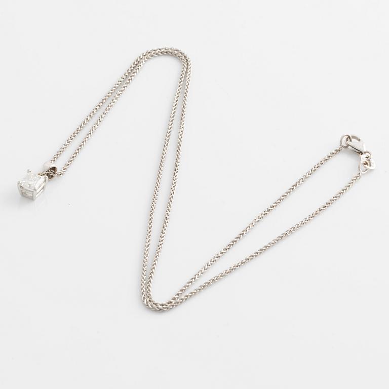 A pendant in 18K white gold with a princess-cut diamond.