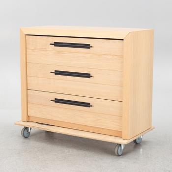 Torill Slettvoll, a dresser, Slettvoll.