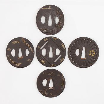 Tsuba, 5 st, varav en signerad, Edo.