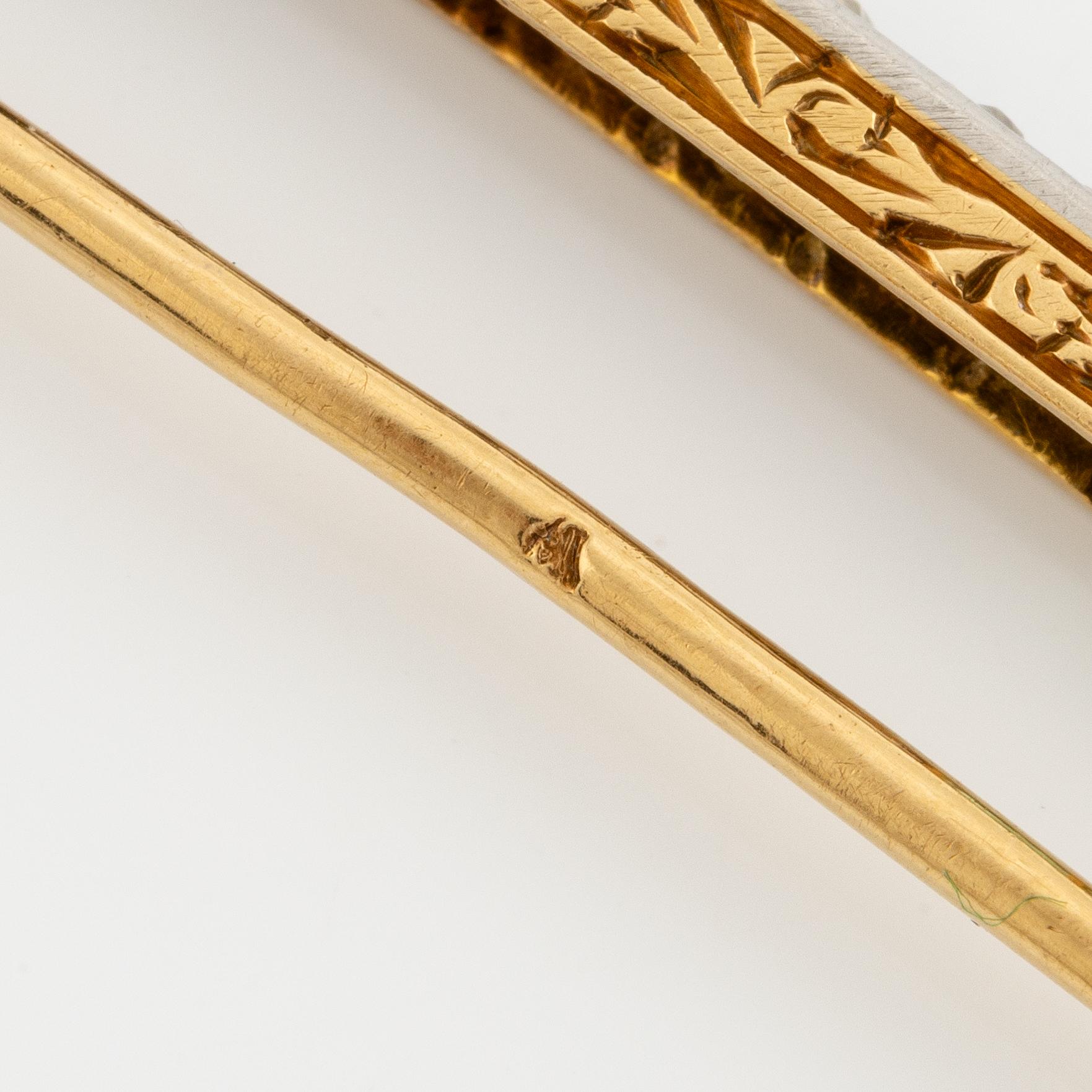 Brosch, längre modell, guld med carréslipade smaragder och gammalslipade diamanter, troligen omkring sekelskiftet 1900.