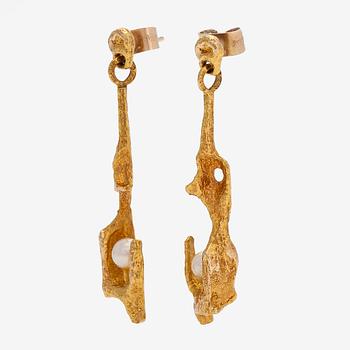 Björn Weckström, a pair of 14K gold and cultured pearl earrings, 'By the springs' for Lapponia 1971.