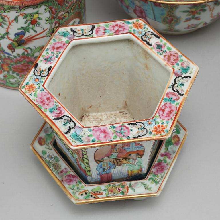 Eight pieces of chinese porcelain, around the year 1900.