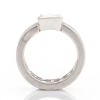 Sormus, platinaa ja princess-hiottuja timantteja yhteensä noin 4.21 ct.