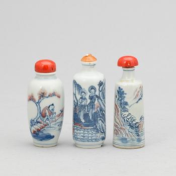 SNUSFLASKOR, tre stycken, porslin. Kina, 18/1900-tal.