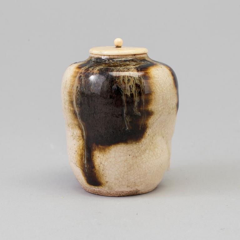 A japanese ceramic teacaddy, 19th century.