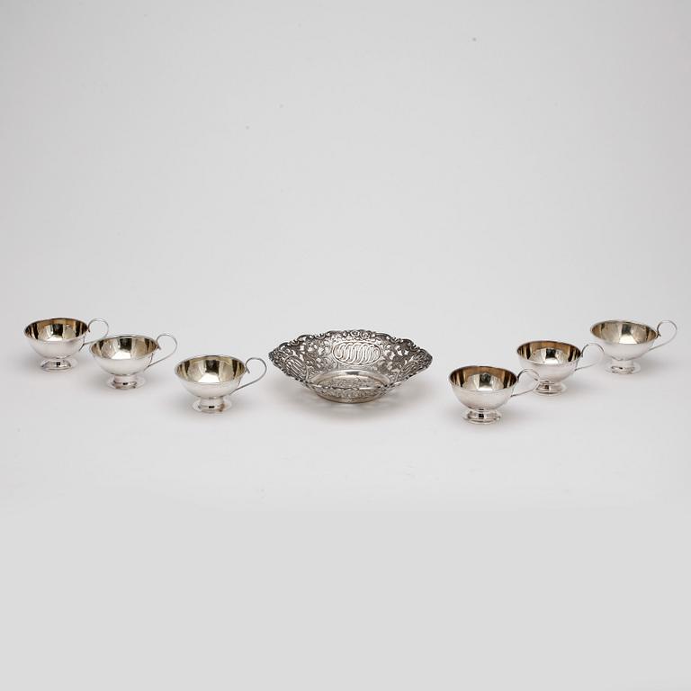 PUNCHMUGGAR, 6  st samt FAT, silver, bla CG Hallberg, Stockholm 1946. Total vikt 387 gr.