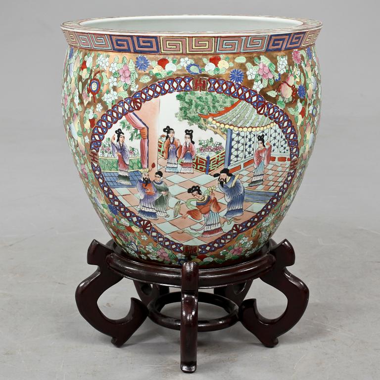 FISKBASSÄNG, porslin, Kanton, 2000-tal.