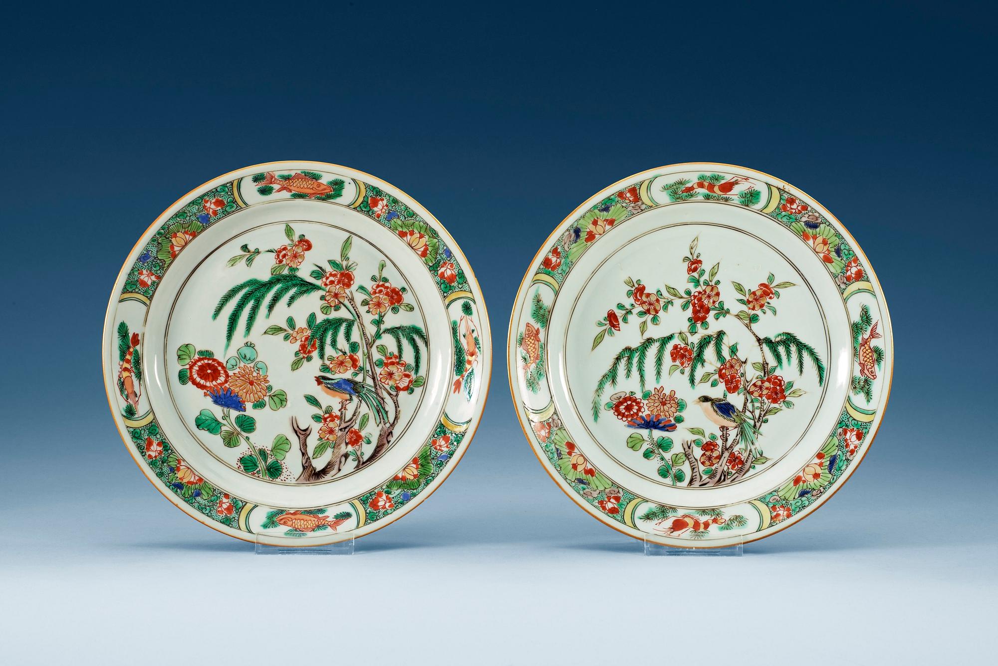TALLRIKAR, ett par, porslin. Qing dynastin,  Kangxi (1662-1722).