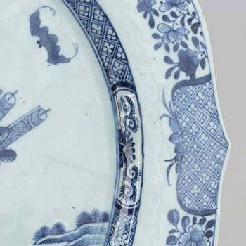 A Chinese porcelain serving dish, Qianlong (1736-95).