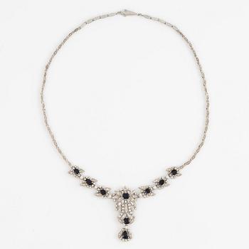 Collier, 18K vitguld med mörka safirer och åttkant-, baguette- och navettslipade diamanter.