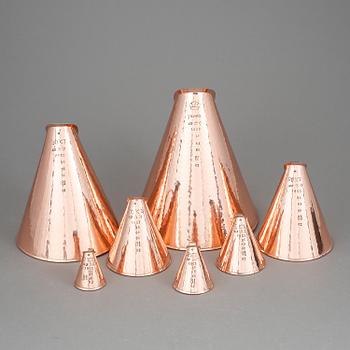 BRÄNNVINSMÅTT, 7 st, koppar, Nils Wenström, 1900-talets tredje kvartal.