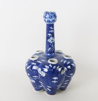 TULPANVAS, porslin. Kina, 1800-talets slut.