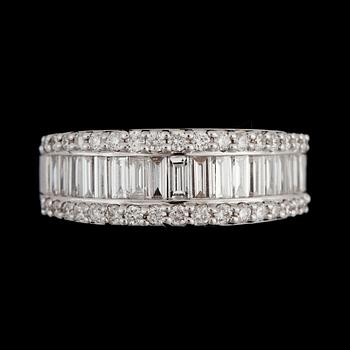 RING med briljant- och baguetteslipade diamanter totalt ca 1.27 ct. Kvalitet ca G-H/VS-SI.